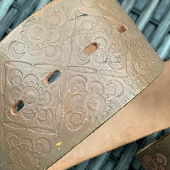 Gap Wide Light Brown Tooled Leather Belt w/ Brass Buckle - Picture 6 of 14